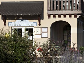 Reception - Colorful Apartment on the Bank of the Dordogne River (Argentat-sur-Dordogne)