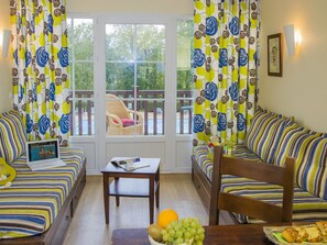 Living room - Colorful Apartment on the Bank of the Dordogne River (Argentat-sur-Dordogne)