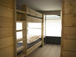 3 habitaciones, muebles diferentes y ropa de cama 