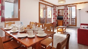 Chalet | Living room - Studio With Balcony or Terrace Near the ski Slopes (Les Belleville)