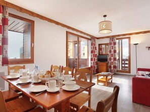 Living room - Studio With Balcony or Terrace Near the ski Slopes (Les Belleville)