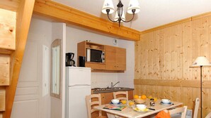 Living room - Scenic Chalet Apartment for Groups (Saint-Sorlin-d'Arves)