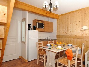 Apartment | Living room - Scenic Chalet Apartment for Groups (Saint-Sorlin-d'Arves)