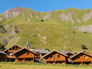 Exterior - Scenic Chalet Apartment for Groups (Saint-Sorlin-d'Arves)