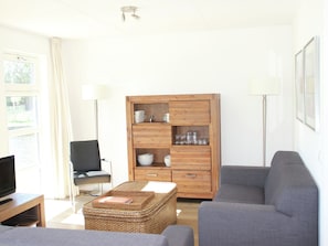 Living room - Comfortable Villa With Dishwasher, Near the Town of Terherne (Terherne)