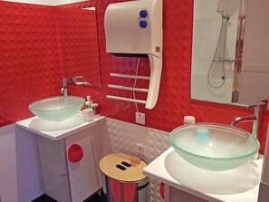 House | Bathroom | Shower, towels - Luxurious Holiday Home in Roquebrune-sur-argens With Jacuzzi (Roquebrune-sur-Argens)