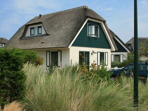Exterior - Thatched, Attractive Villa in Julianadorp near Beach (Julianadorp)