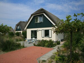 Exterior - Thatched, Attractive Villa in Julianadorp near Beach (Julianadorp)