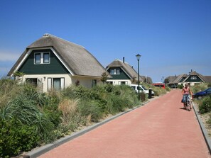 Exterior - Thatched, Attractive Villa in Julianadorp near Beach (Julianadorp)