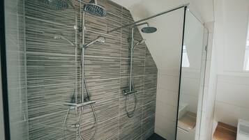 Ferienhaus | Badezimmer | Dusche, Handtücher