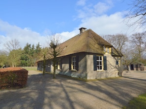 Exterior - Spacious Mansion near Lake in Ulvenhout (Ulvenhout)