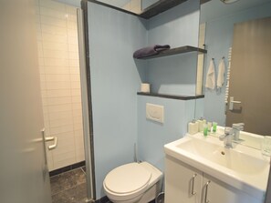 Shower, towels - Spacious Mansion near Lake in Ulvenhout (Ulvenhout)