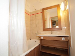 Chalet | Bathroom - Chalet in France With Modern Apartments (Tignes)