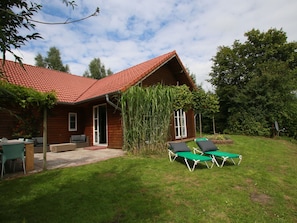 Exterior - Cozy House With a Sauna and hot tub Surrounded by Nature (Onstwedde)