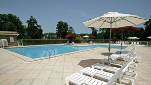 Outdoor pool - Luxurious Detached Villa in a Nature Reserve With a Castle (Salles)