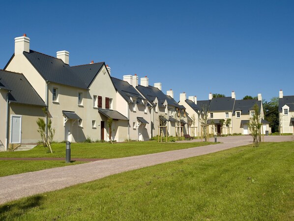 Exterior - Nice Home With Bath Tub, Located Near Historic Omaha Beach (Port-en-Bessin-Huppain)