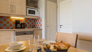 Dining - Nice Home With Bath Tub, Located Near Historic Omaha Beach (Port-en-Bessin-Huppain)