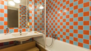 House | Bathroom - Nice Home With Bath Tub, Located Near Historic Omaha Beach (Port-en-Bessin-Huppain)