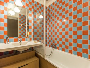 House | Bathroom | Bathtub, towels - Nice Home With Bath Tub, Located Near Historic Omaha Beach (Port-en-Bessin-Huppain)