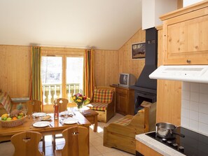 Fireplace, DVD player - Traditional Apartment With Fireplace 100 m. From the Center (Isola)
