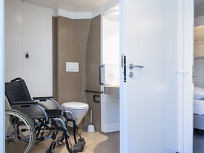 Chalet | Bathroom | Shower - Chalet for the Disabled With air con in the Living Room (Vendres)