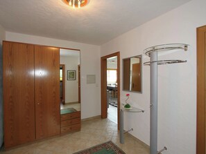 2 Schlafzimmer, individuell eingerichtet, Bettwäsche