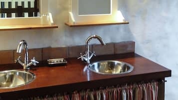 House | Bathroom | Shower, towels