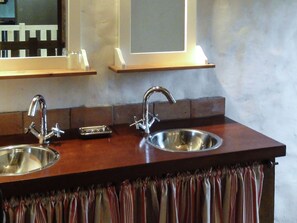 House | Bathroom | Shower, towels - Luxurious and Comfortable Farmhouse in a Beautiful Area (Montagnac-sur-Lede)