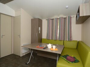 Mobile Home | Living room - Mobile Home on the Largest Water Reservoir in Hautes-alpes (Le Lauzet-Ubaye)