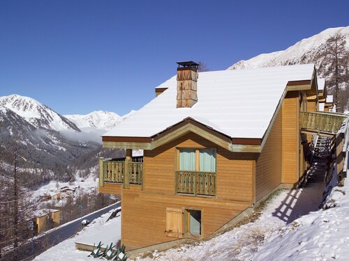 Traditional Apartment With Fireplace 100 m. From the Center