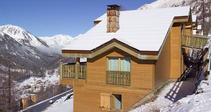 Traditional Apartment With Fireplace 100 m. From the Center