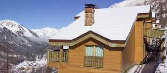 Traditional Apartment With Fireplace 100 m. From the Center