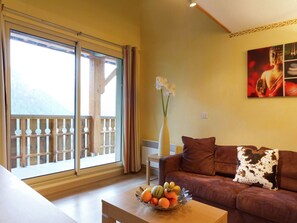 Living room - Chalet in Isola Near Ski Slopes (Isola)