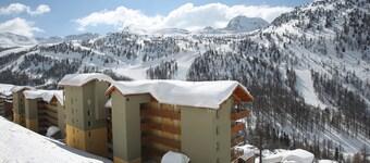 伊索拉靠近滑雪坡的小木屋  