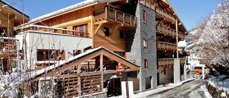 المنشأة من الخارج