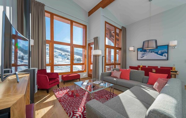 Living room - Ski Retreat With Pool (Bourg-Saint-Maurice)