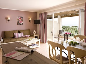 Living room - Bright Apartment in French Style Near the Beach of Issambres (Roquebrune-sur-Argens)