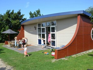 House | Exterior - Bungalow in Netherlands With Ship-like Design ('s-Gravenzande)