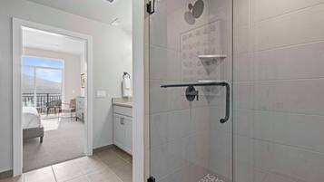 Un baño moderno con cabina de ducha de vidrio, inodoro y lavamanos.