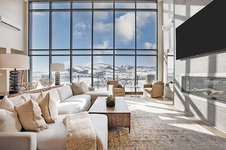 5 Bedroom Penthouse Suite with Mountain View | Living area | Flat-screen TV
