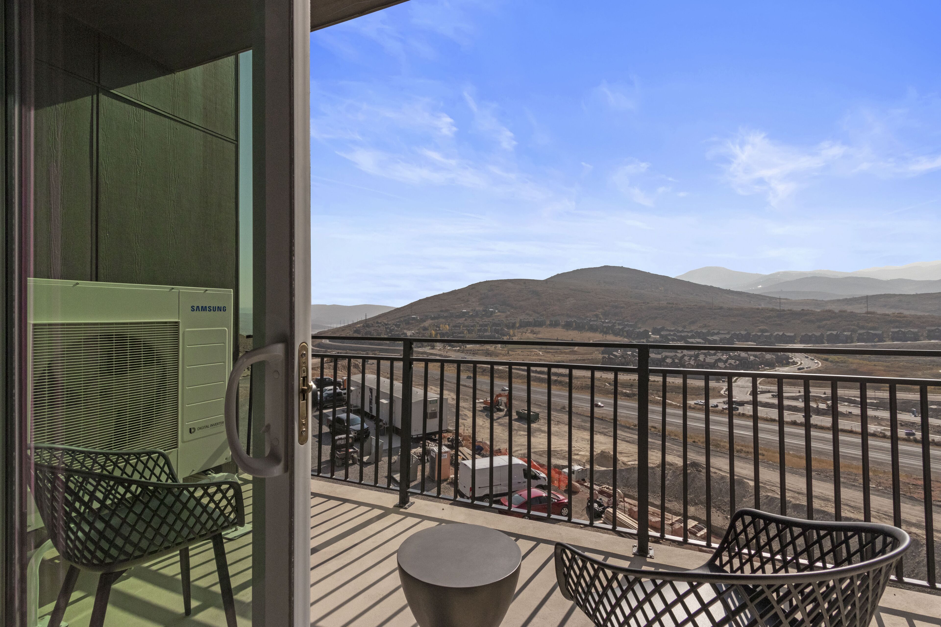 2 bedroom luxury suite with mountain view | balcony
