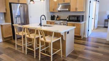 Refrigerador, microondas, cafetera y tetera y congelador