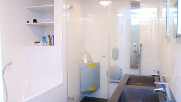 Apartment | Bathroom | Shower, towels