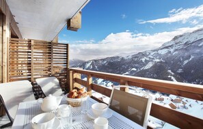 Outdoor dining - Chalet in Praroustan With Mountain Views (Uvernet-Fours)