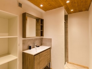 Bathtub - Friendly Chalet Located 150 m From the Charming Village of Peisey (Peisey-Nancroix)