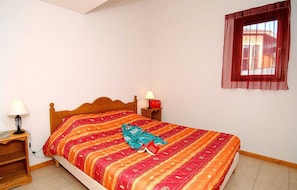1 bedroom, bed sheets - Chalet in France Near Ski Slopes (Le Dévoluy)