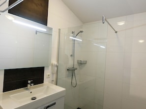Bathroom - Modern House With a Jetty, Located in Beautiful Giethoorn (Giethoorn)