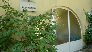 Unclassified image, 4 of 15, button - Villa With Private Pool, Views of the Ventoux (Saint-Paul-Trois-Chateaux)