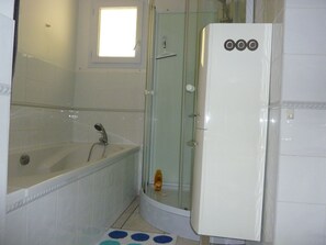 Villa | Bathroom - Villa With Private Pool, Views of the Ventoux (Saint-Paul-Trois-Chateaux)