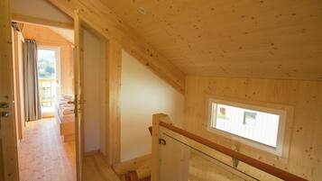4 bedrooms, cots/infant beds